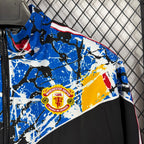 Cortavientos 2026-27 Manchester United colaboración Stone Rose Band