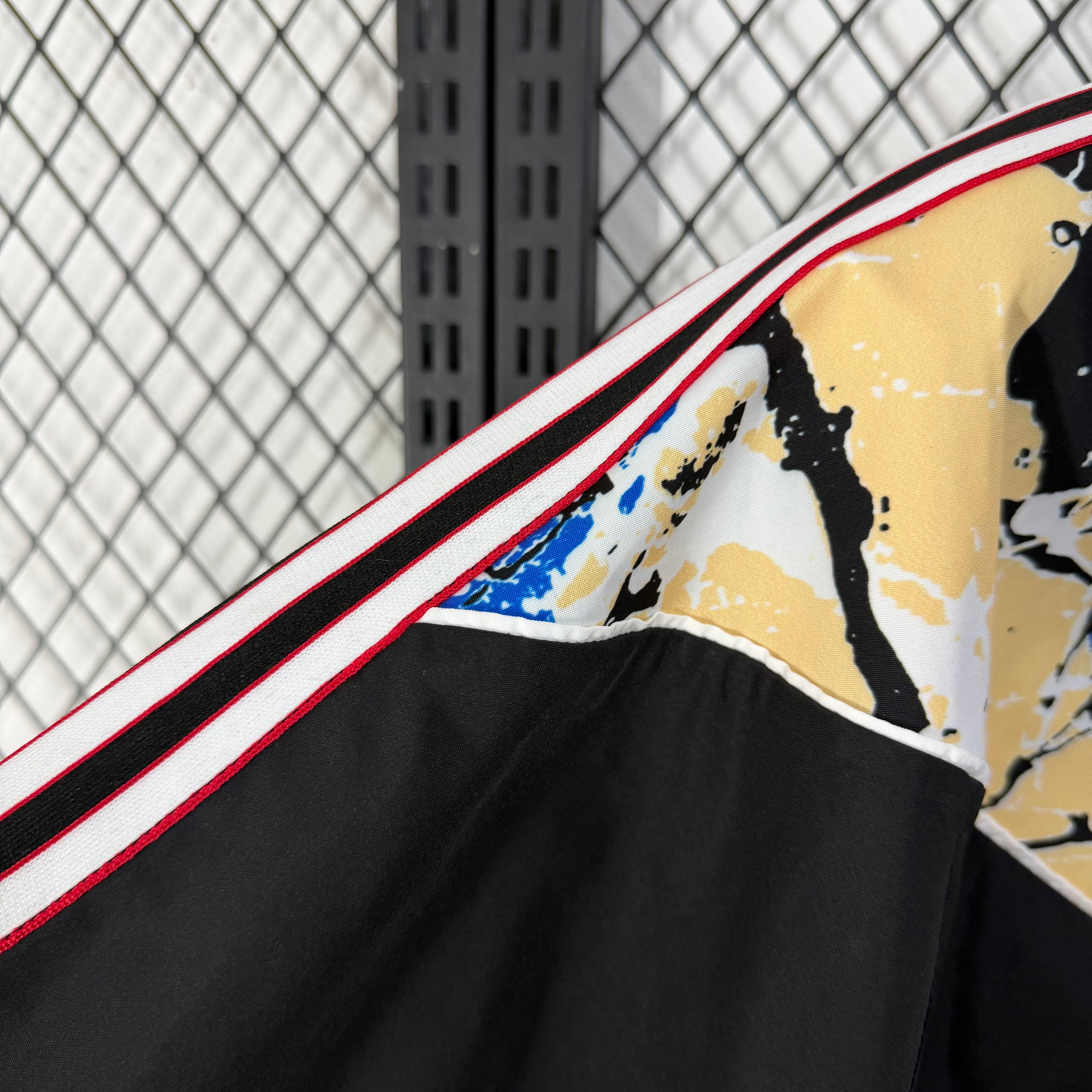 Cortavientos 2026-27 Manchester United colaboración Stone Rose Band