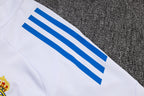 Traje de entrenamiento blanco y azul del Real Madrid 2025-26