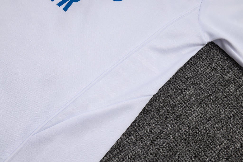 Traje de entrenamiento blanco y azul del Real Madrid 2025-26