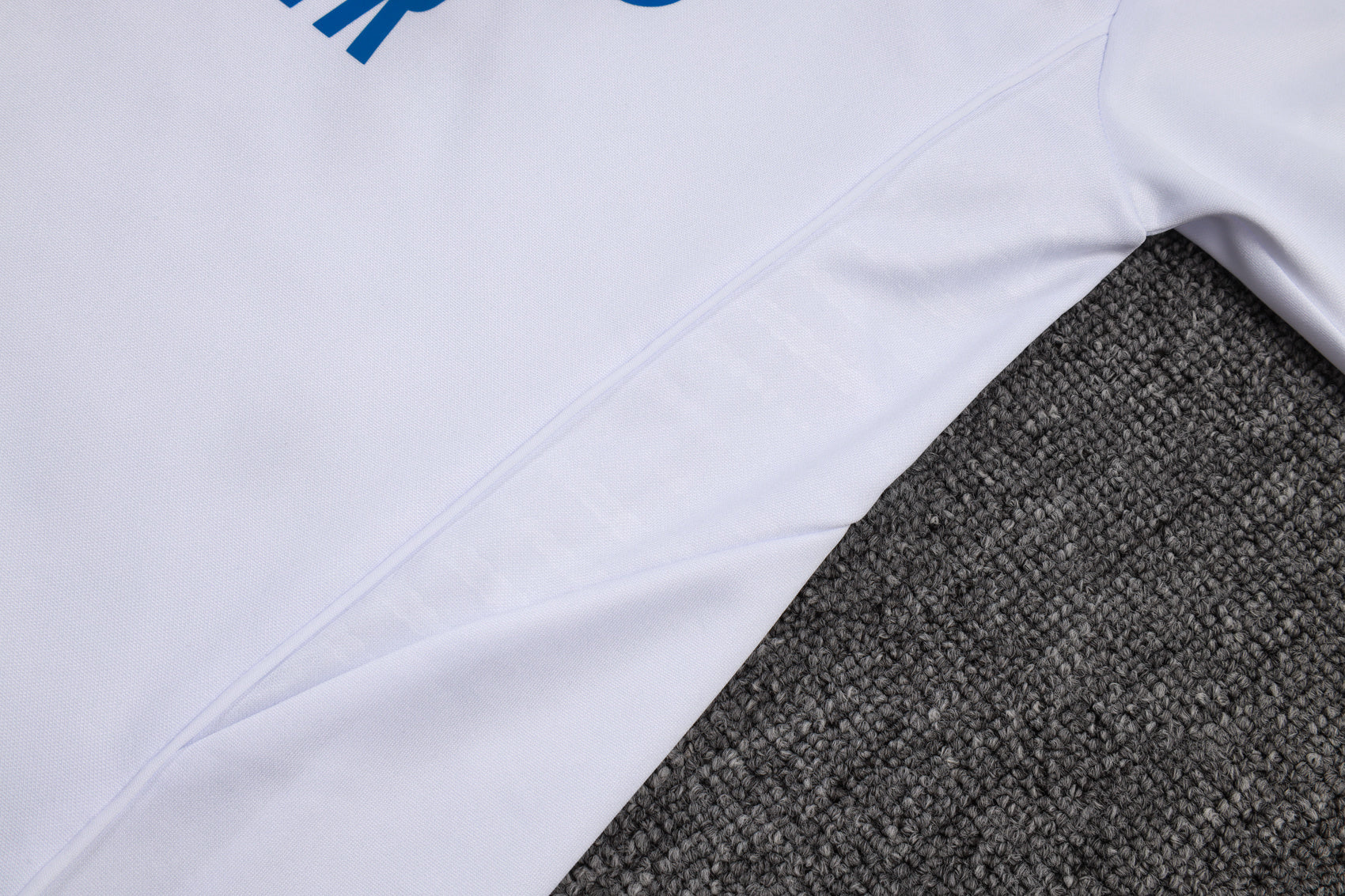 Traje de entrenamiento blanco y azul del Real Madrid 2025-26