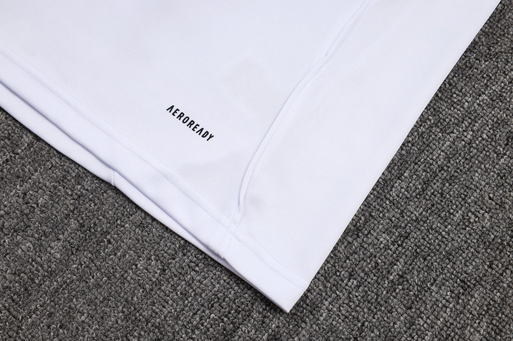 Traje de entrenamiento blanco y azul del Real Madrid 2025-26