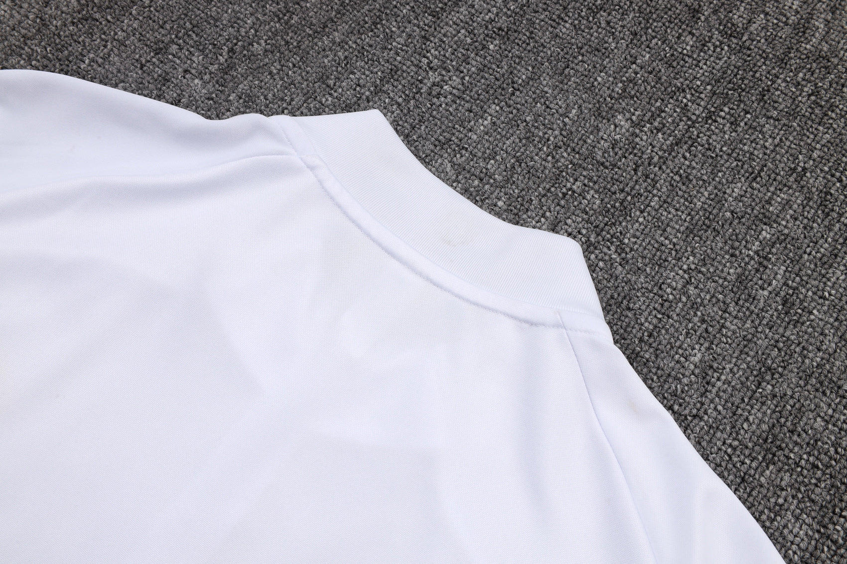 Traje de entrenamiento blanco y azul del Real Madrid 2025-26