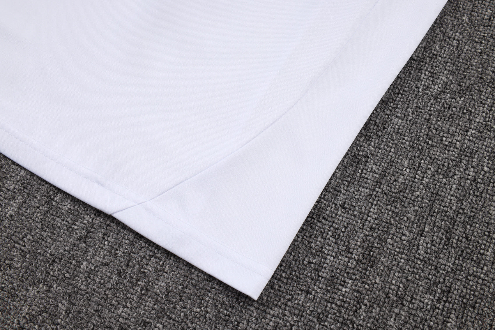 Traje de entrenamiento blanco y azul del Real Madrid 2025-26