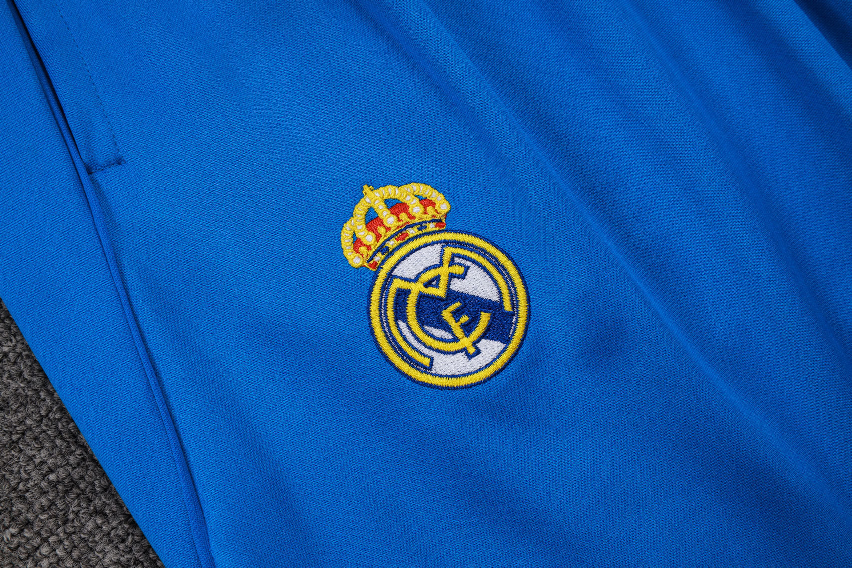 Traje de entrenamiento blanco y azul del Real Madrid 2025-26