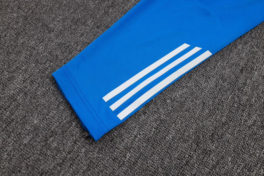 Traje de entrenamiento blanco y azul del Real Madrid 2025-26