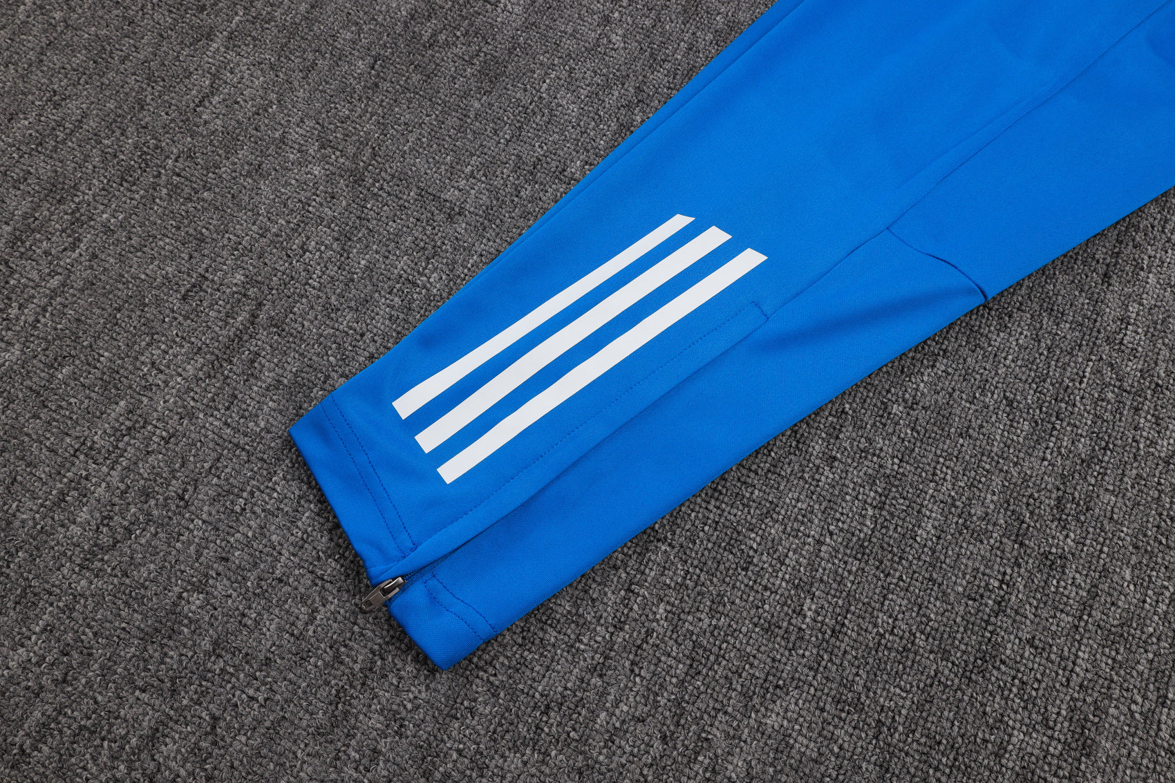 Traje de entrenamiento blanco y azul del Real Madrid 2025-26