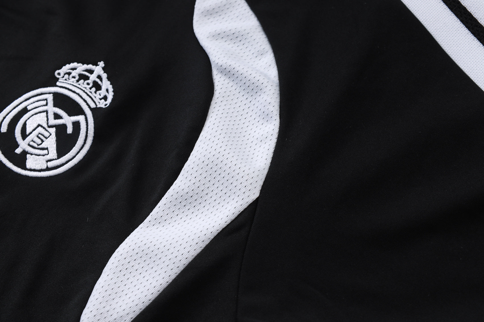 Traje de entrenamiento negro y gris del Real Madrid 2026-27