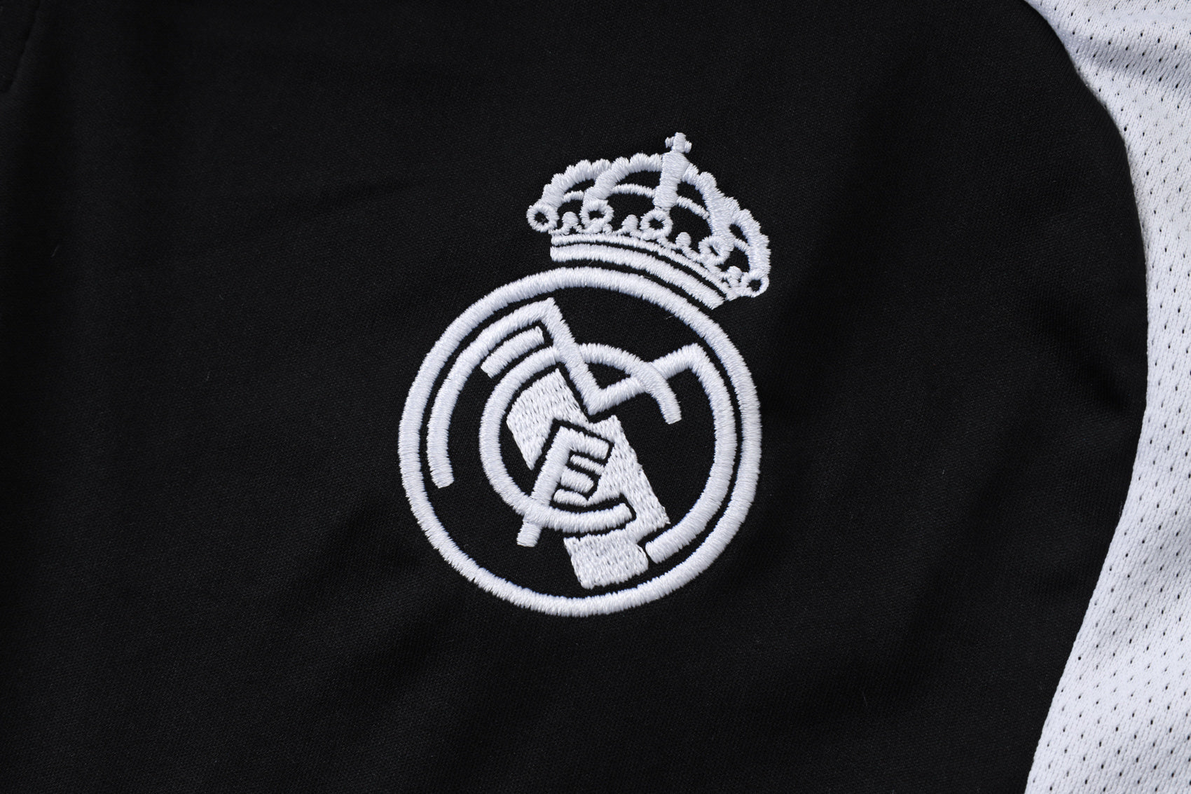 Traje de entrenamiento negro y gris del Real Madrid 2026-27
