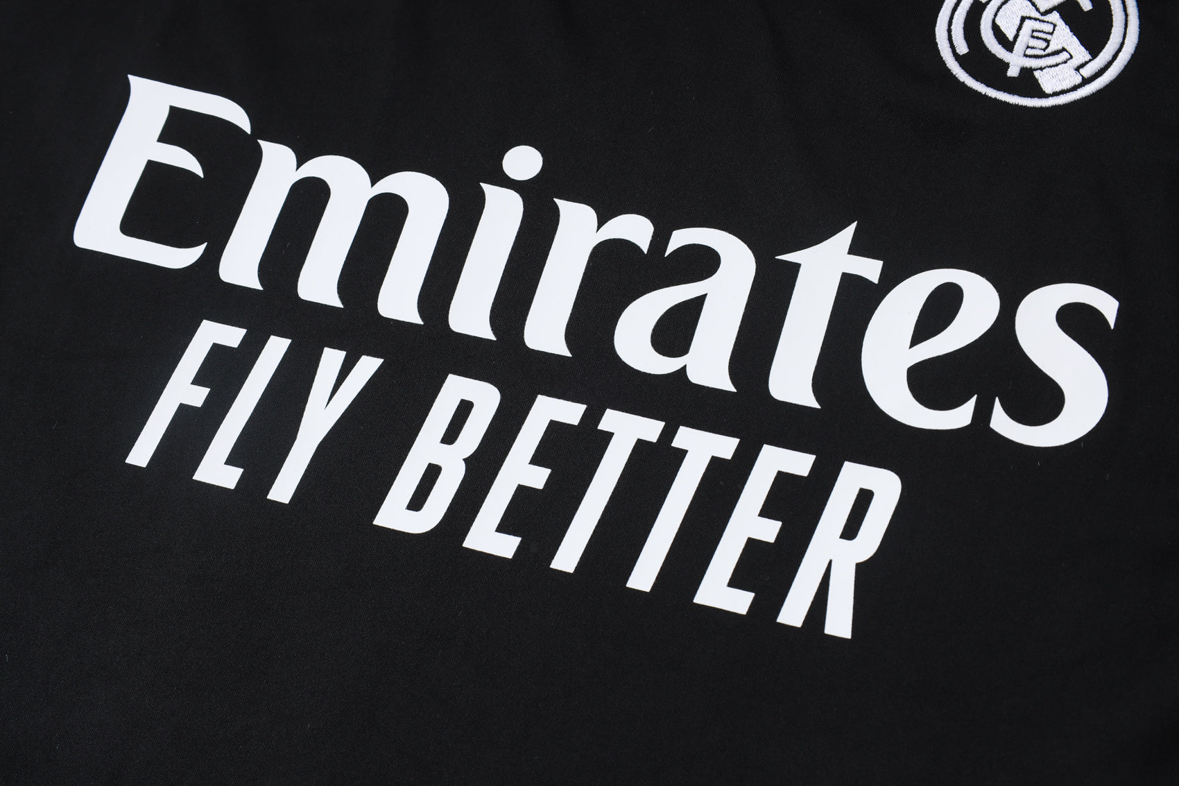 Traje de entrenamiento negro y gris del Real Madrid 2026-27