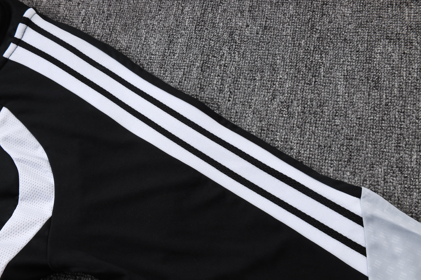 Traje de entrenamiento negro y gris del Real Madrid 2026-27