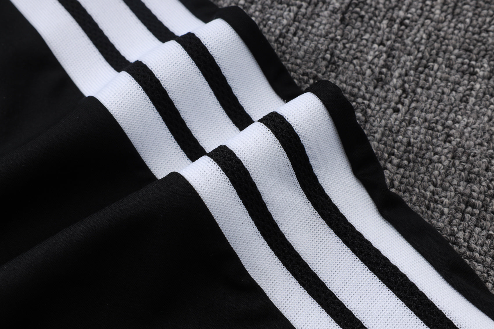 Traje de entrenamiento negro y gris del Real Madrid 2026-27