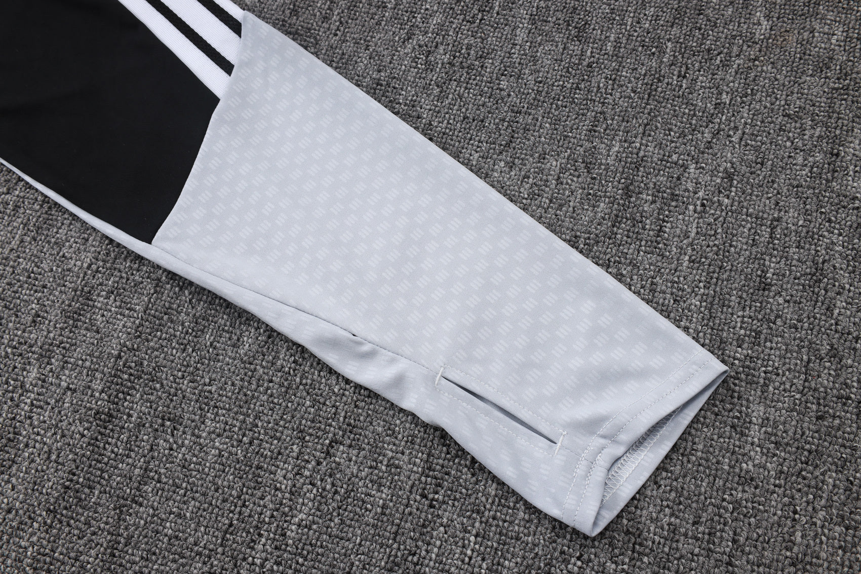Traje de entrenamiento negro y gris del Real Madrid 2026-27