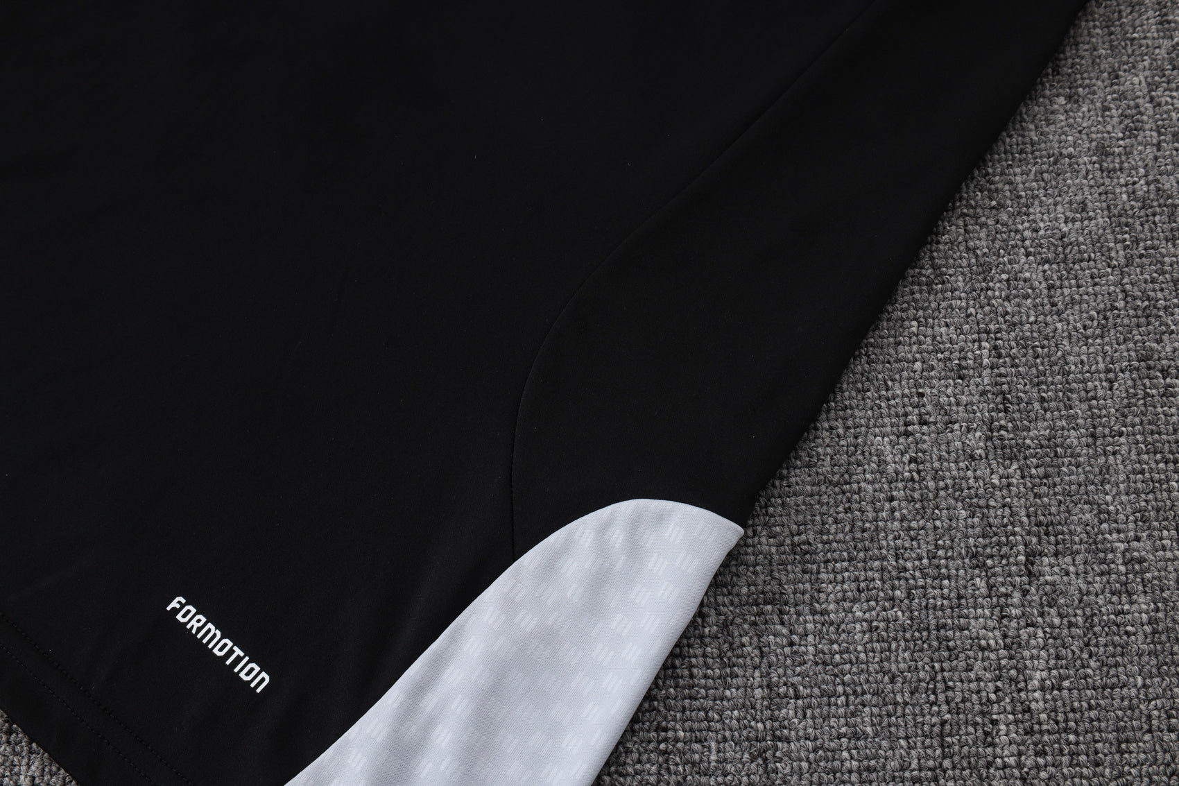 Traje de entrenamiento negro y gris del Real Madrid 2026-27