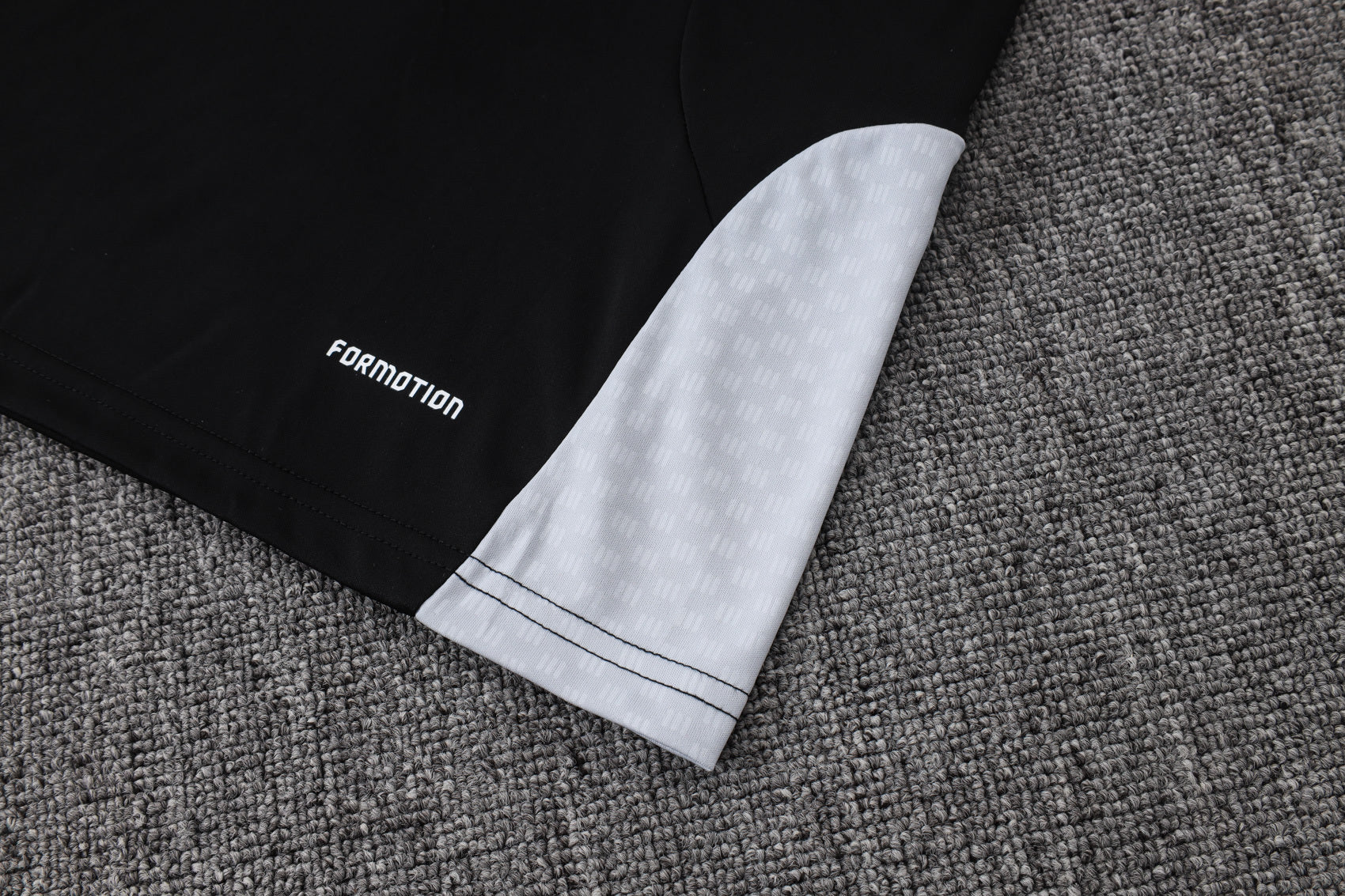 Traje de entrenamiento negro y gris del Real Madrid 2026-27