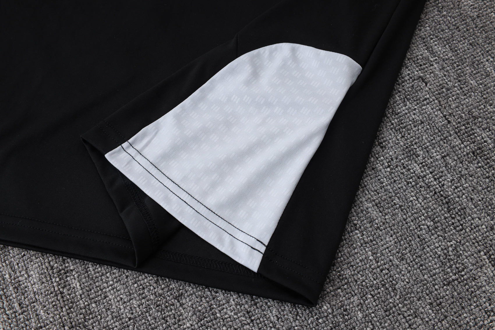 Traje de entrenamiento negro y gris del Real Madrid 2026-27