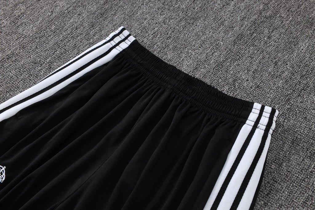 Traje de entrenamiento negro y gris del Real Madrid 2026-27