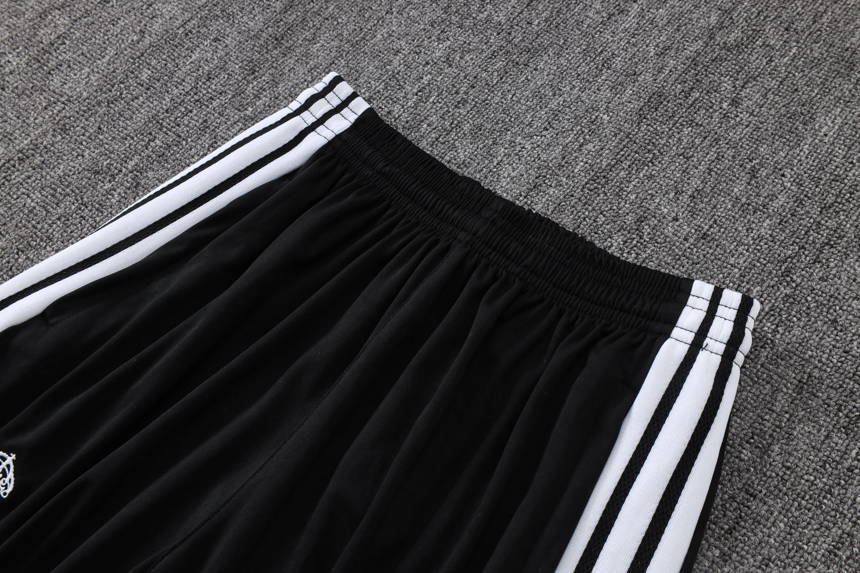 Traje de entrenamiento negro y gris del Real Madrid 2026-27