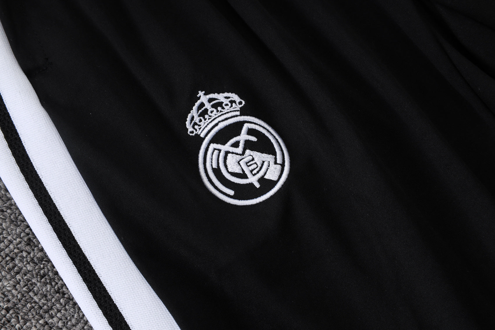 Traje de entrenamiento negro y gris del Real Madrid 2026-27