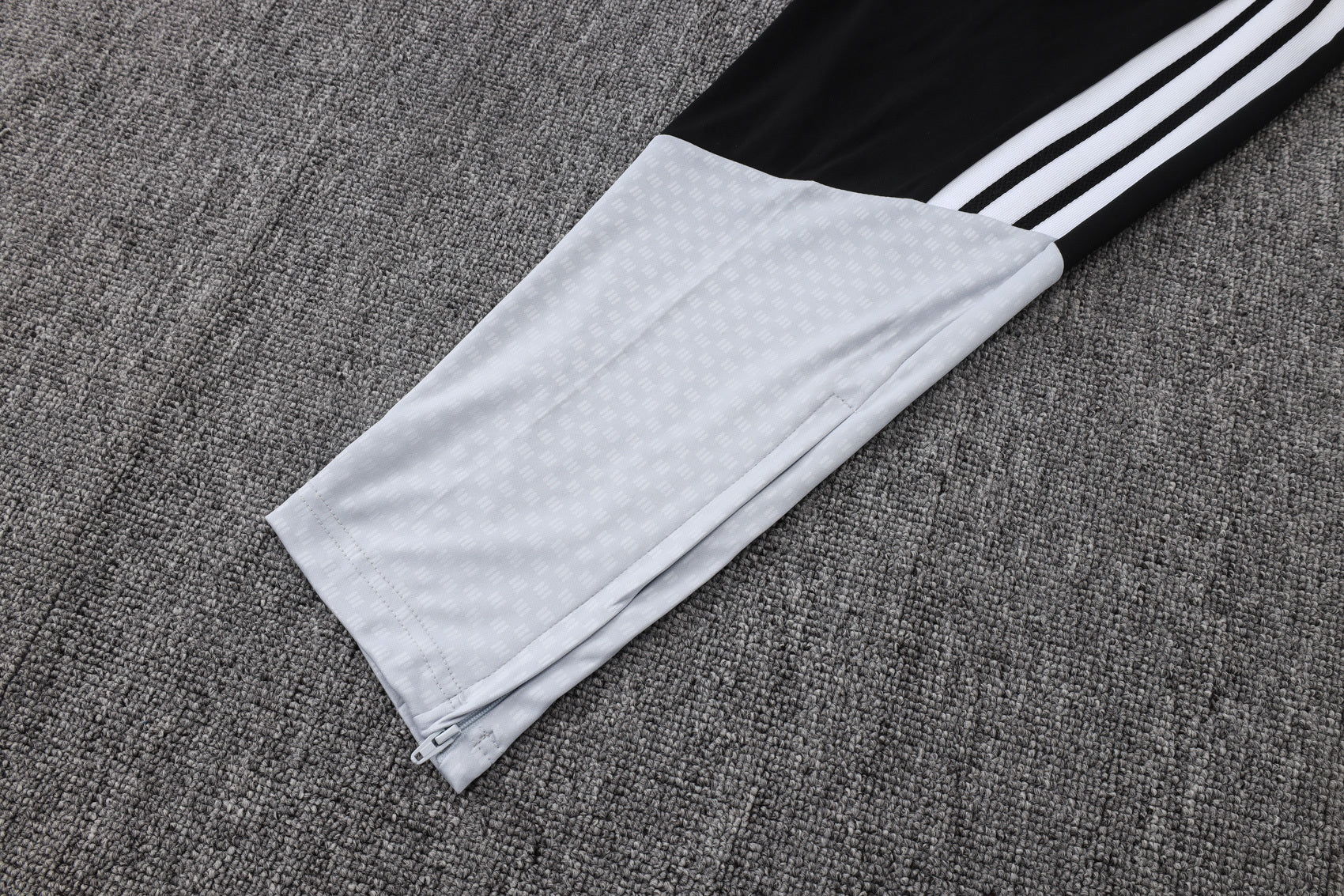 Traje de entrenamiento negro y gris del Real Madrid 2026-27
