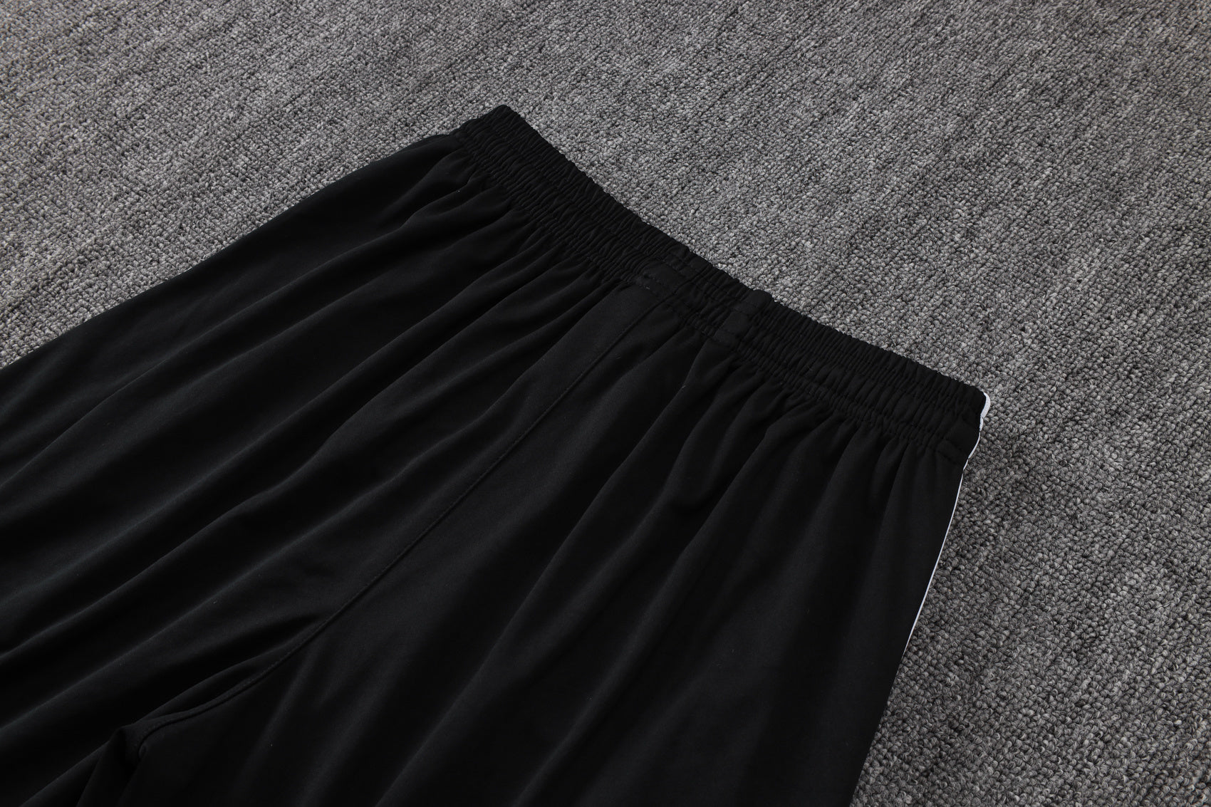 Traje de entrenamiento negro y gris del Real Madrid 2026-27