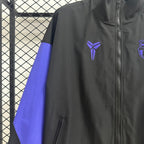 Chaqueta cortavientos negra y morada del Barcelona 2025-26