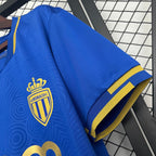 Versión para aficionados azul visitante del Mónaco 2025-26