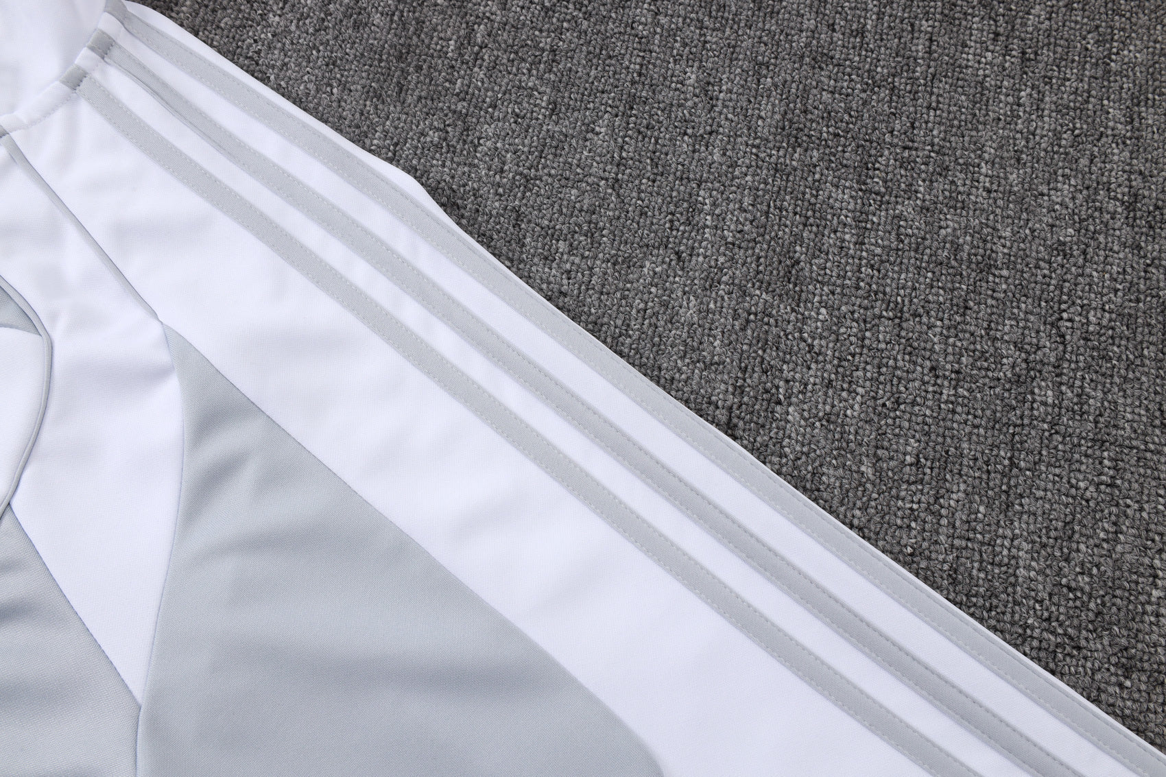 2025-26 Real Madrid Long zipper off-white gray training suit