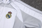Conjunto de entrenamiento gris roto del Real Madrid 2025-26