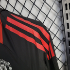 Chaqueta cortavientos negra, azul y roja del Manchester United 2025-26