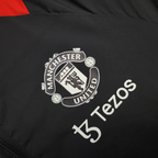 Chaqueta cortavientos negra, azul y roja del Manchester United 2025-26