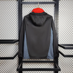 Chaqueta cortavientos negra, azul y roja del Manchester United 2025-26