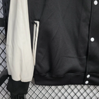 Chaqueta cortavientos negra y blanca del Manchester United 2025-26