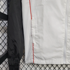 Chaqueta cortavientos blanca del Manchester United 2025-26