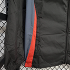 Chaqueta cortavientos negra, azul y roja del Manchester United 2025-26