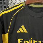 Versión especial para aficionados del Real Madrid 2025-26 en dorado y negro