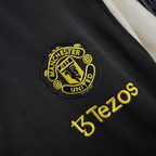 Chaqueta cortavientos negra y blanca del Manchester United 2025-26