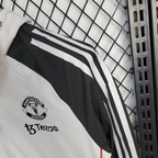 Chaqueta cortavientos blanca del Manchester United 2025-26