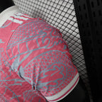 Versión especial del jugador Dragón Rosa del Real Madrid 2025-26