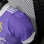 Polo especial del Real Madrid 2025-26, versión morado para jugador