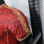 Edición del 125.º aniversario del Bayern de Múnich 2025-26, versión roja del jugador