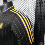 Versión de jugador negra de estilo informal del Manchester United 2025-26