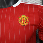 Versión de jugador roja de estilo informal del Manchester United 2025-26