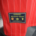 Versión de jugador roja de estilo informal del Manchester United 2025-26